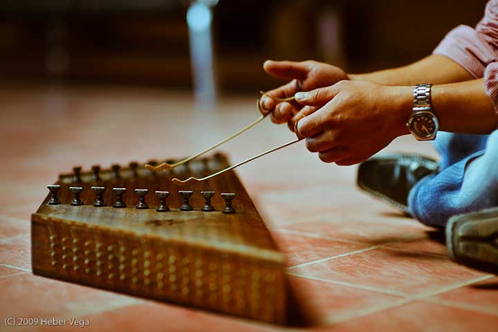<p>Santur — Irã/Índia<br />
Cítara larga tocada com pequenas baquetas leves, criando um efeito vibrante. É usada em peças clássicas e meditativas de regiões da Ásia</p>
