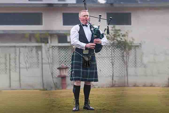 <p>No figurino completo, o kilt costuma ser usado com camisa, colete e jaqueta curta. Meias altas, chamadas hose, e sapatos específicos completam o traje.</p>
