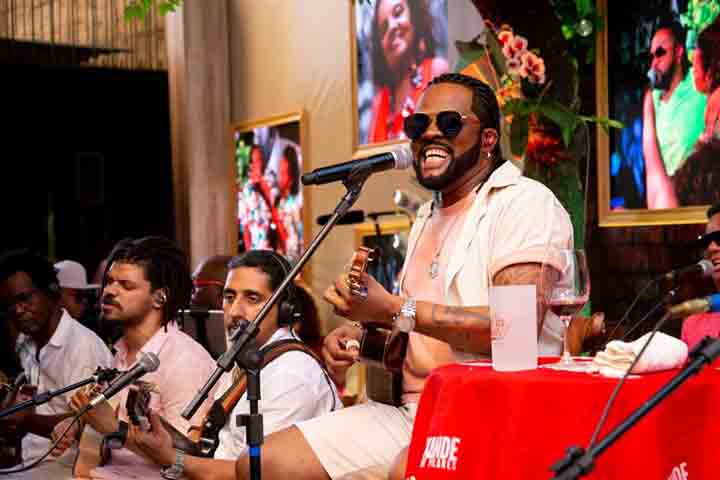 <p>Mesmo transitando por diferentes vertentes, aliás, Xande nunca abandonou o samba de raiz. Ele participa de rodas tradicionais, valoriza os mestres do gênero e mantém viva a ligação com a história do samba carioca.</p>
