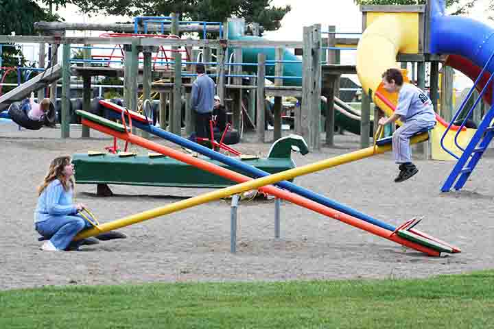 <p>Nos Estados Unidos e no Canadá, o brinquedo é conhecido como teeter-totter em muitas regiões. A expressão imita o som e o balancear instável da tábua no fulcro.</p>
