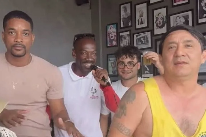 Em um desses vídeos, ele aparece ao lado de sósias de outros astros dançando pagode em um bar no vídeo que foi chamado de 