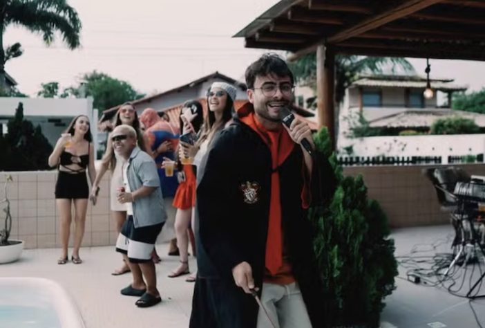 Cantor sósia de Harry Potter faz sucesso nas redes sociais - Reprodução/YouTube