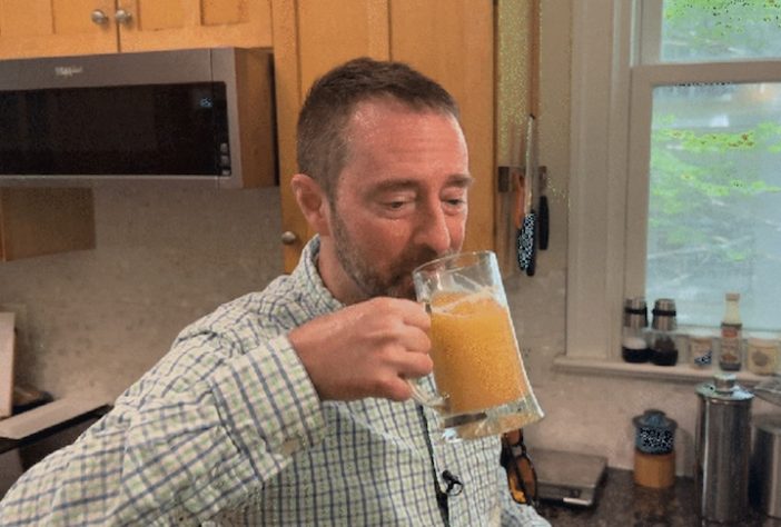 Cientista cria cerveja que funciona como vacina e gera debate ético - Farivar Hamzeyi/ Sciencenews