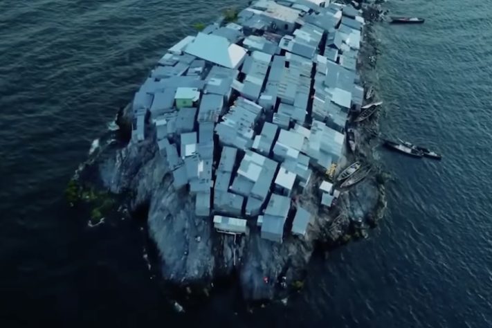 Ilha Migingo, situada entre o Quênia e Uganda, é um dos lugares mais densamente populosos do mundo – Reprodução/YouTube
