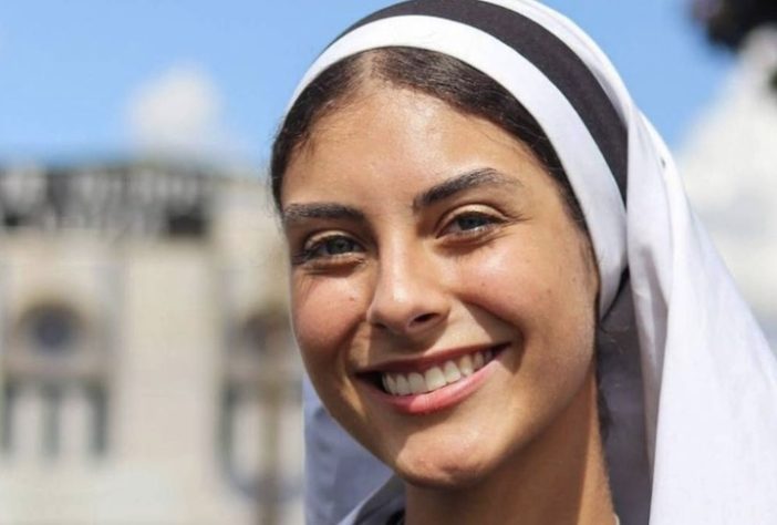 Jovem de Minas Gerais foi apelidada de 'freira mais bonita do mundo' nas redes sociais – Reprodução/Redes Sociais