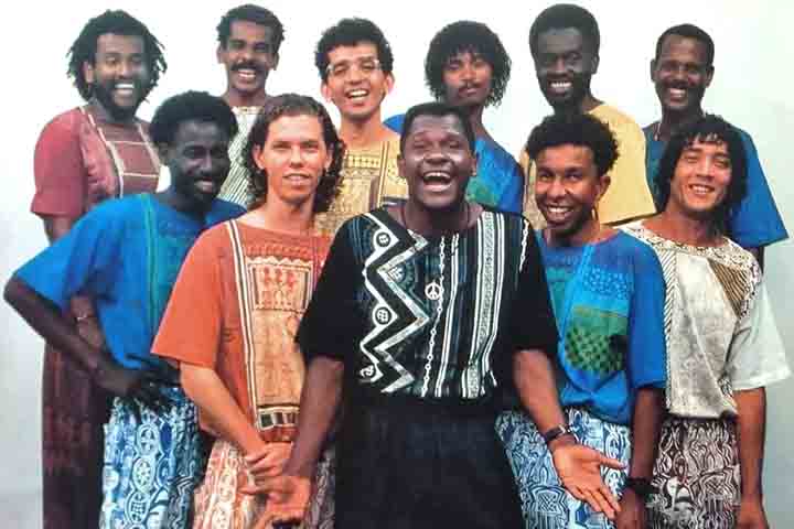 <p>O primeiro álbum, lançado em 1987, foi um marco para o grupo. Com sonoridade vibrante e letras que exaltavam a alegria, o disco abriu portas para o sucesso nacional. A recepção positiva impulsionou o Ara Ketu para novos projetos e consolidou sua identidade musical.</p>
