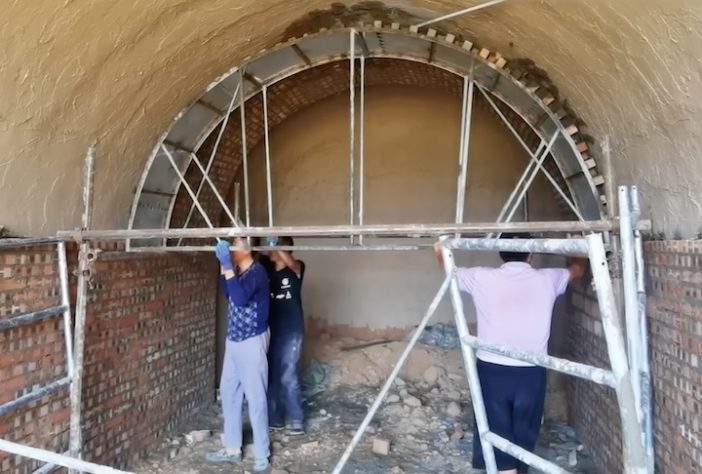 Homem compra montanha inteira e transforma rocha em casa após meses de escavação – Reprodução/YouTube