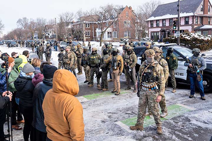 Com discurso de enfrentamento, ele associa a imigração irregular à criminalidade, perda de empregos e ameaça à segurança nacional. 
-Chad Davis/Wikimédia Commons