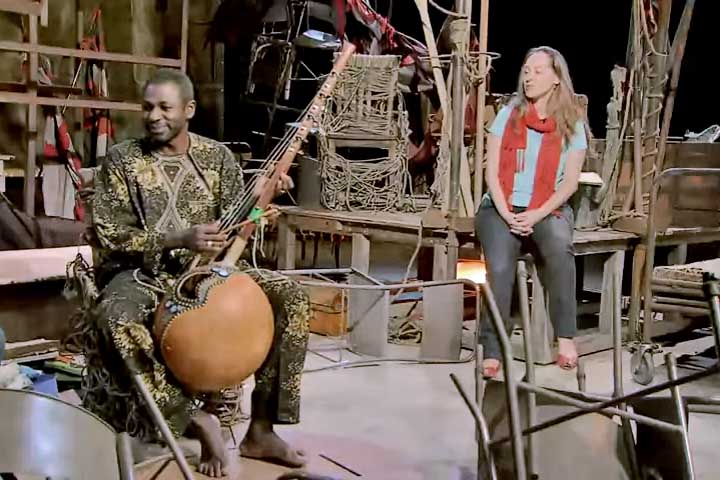 <p>Kora — África Ocidental<br />
Harpa-alaúde de 21 cordas usada por griots, os guardiões orais da história. Seu som limpo e ritmado acompanha narrativas ancestrais.</p>
