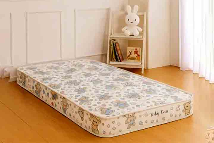 <p>Colchões infantis devem ter firmeza moderada e materiais seguros. Eles acompanham o crescimento e ajudam na postura correta durante o desenvolvimento.</p>
