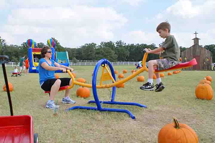 <p>Em outras partes dos Estados Unidos, especialmente no sul, o termo see-saw é comum entre crianças e adultos. Esse nome vem do inglês tradicional e está presente em livros e canções infantis.</p>
