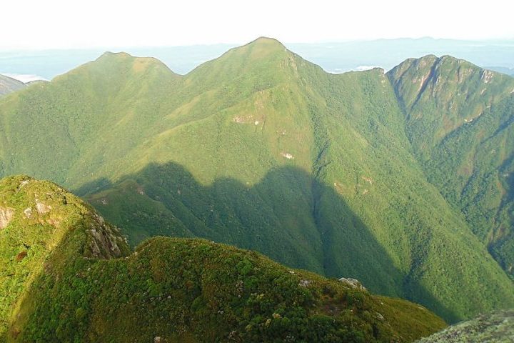 Ponto mais alto da Região Sul do Brasil com 1.877 metros, o Pico Paraná é conhecido pelo alto grau de perigo e pelo histórico frequente de resgates. 