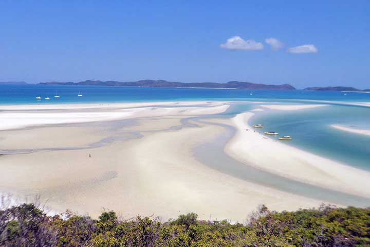 <p>Na Austrália, a Whitehaven Beach, nas Ilhas Whitsunday, é famosa pela areia branca e pura composta por sílica. Ela não retém calor, mesmo sob sol forte.</p>
