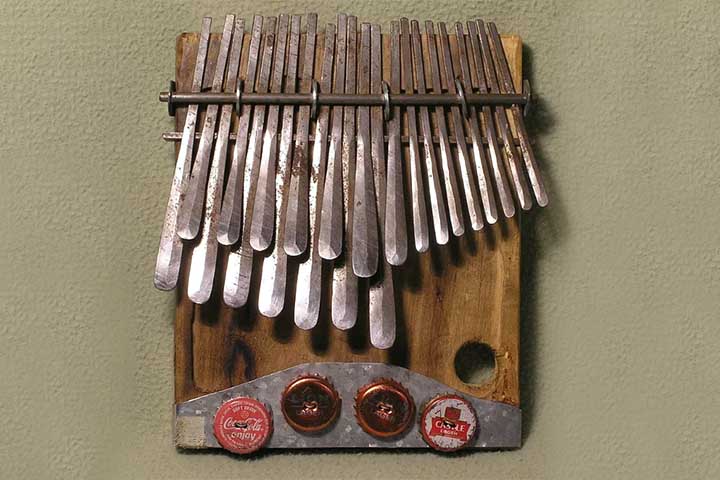 <p>Mbira — Zimbábue<br />
Instrumento de metal tocado com os polegares, com timbre suave e hipnótico. É essencial em rituais, celebrações e meditações locais.</p>
