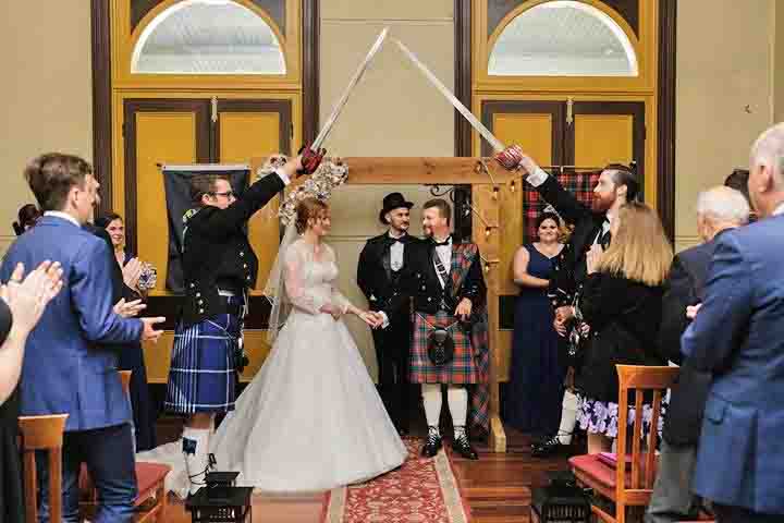 <p>O kilt é comum em ocasiões formais, como casamentos, cerimônias oficiais e festivais tradicionais. Também aparece em desfiles e apresentações musicais.</p>
