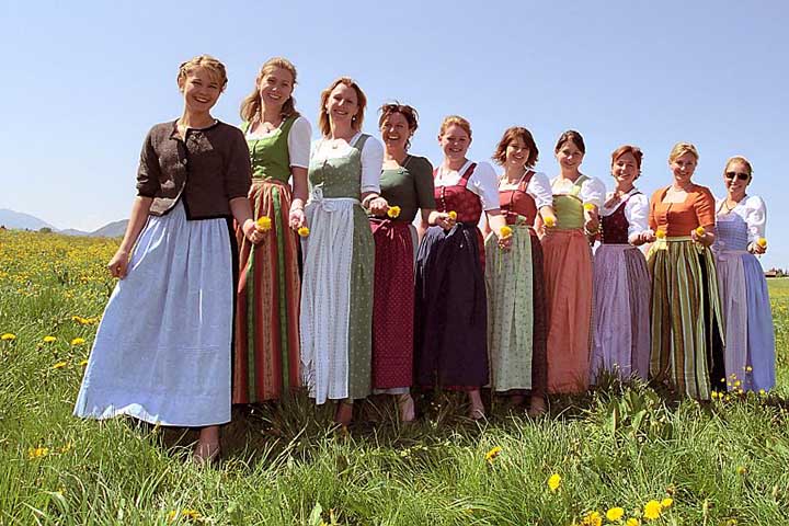 <p>Dirndl — Áustria<br />
Vestido feminino tradicional, muito associado às regiões alpinas. Assim como o lederhosen, é usado em festas e eventos culturais.</p>
