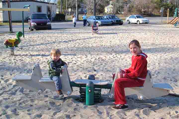 <p>No inglês britânico, see-saw é a forma mais usada para descrever esse balanço de duas pessoas. A palavra foi registrada desde o século XVII, associada a movimentos alternativos.</p>
