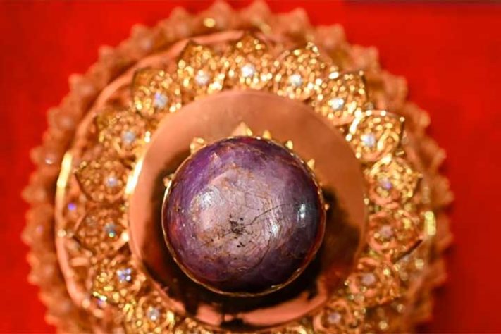 Safira estrela púrpura de 3.563 quilates (Estrela da Terra Pura), é encontrada no Sri Lanka - Reprodução do Youtube Canal Arirang News