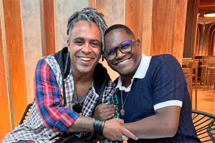 <p>Ao longo dos anos, o grupo teve diferentes formações, com nomes como Tatau, Larissa Luz e Érico Brás entre os ex-integrantes. Atualmente, Guga Camamfeu é o vocalista. Essa renovação constante mantém o Ara Ketu vivo e dinâmico.</p>
