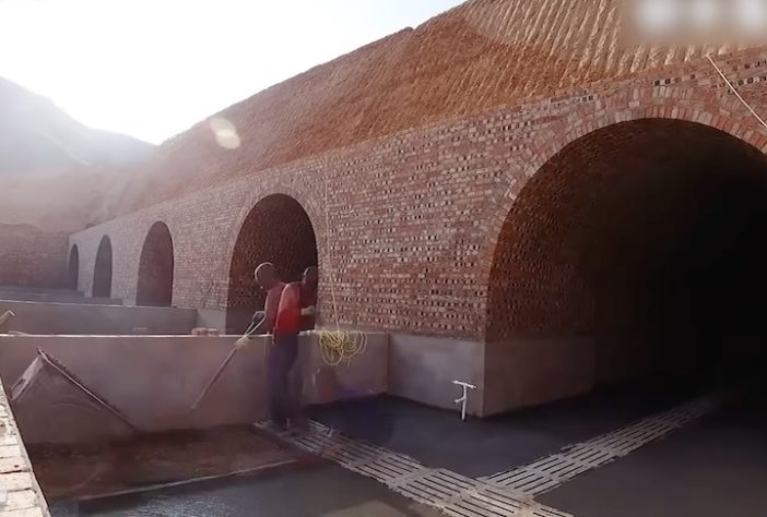 Homem compra montanha inteira e transforma rocha em casa após meses de escavação – Reprodução/YouTube