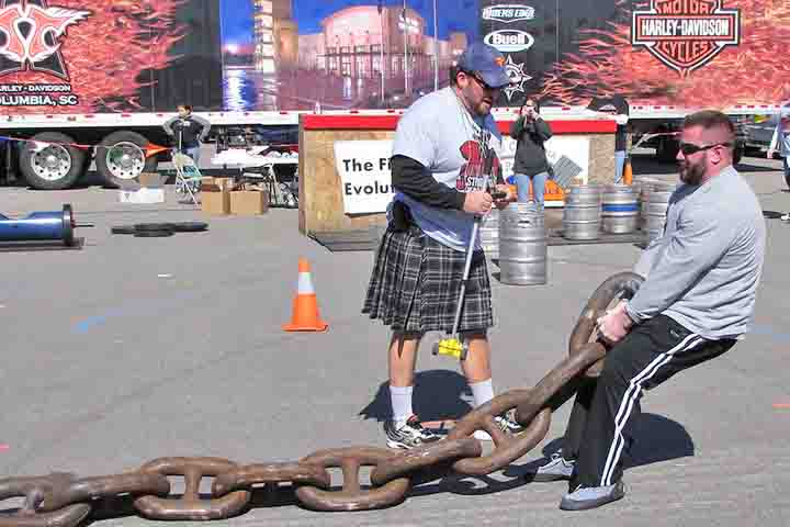 <p>Em contextos menos formais, versões modernas do kilt podem ser usadas de forma casual. Há modelos adaptados para o dia a dia e até para o trabalho.</p>
