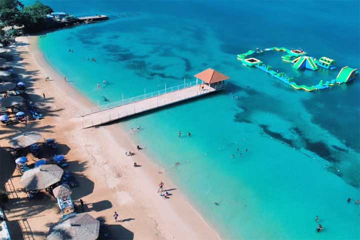 <p>A previsão é que mais 10 mil novos quartos de hotel sejam construídos até 2030 nas praias jamaicanas.</p>
