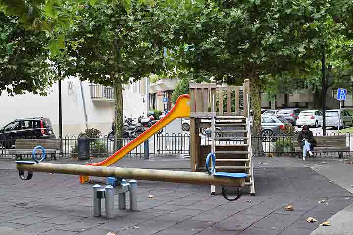 <p>Na França, o brinquedo recebe o nome de bascule, ligado ao verbo “basculer”, que significa inclinar-se.<br />
Esse termo também é usado em contextos mecânicos, ligando linguagem e função.</p>
