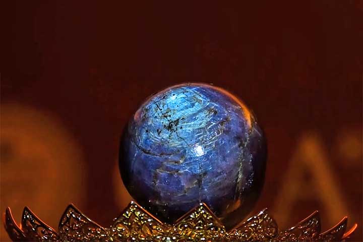 Safira estrela púrpura de 3.563 quilates (Estrela da Terra Pura), é encontrada no Sri Lanka - Reprodução do Youtube Canal Arirang News