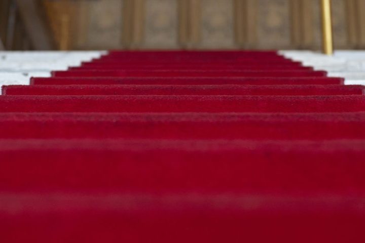 Muito antes de se tornar um elemento do glamour de Hollywood, o tapete vermelho nas premiações tem uma origem antiga e simbólica, ligada à ideia de honra e poder.