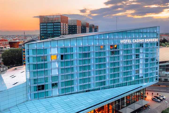 <p>Cassino de Paris (França) – Mais voltado ao entretenimento do que ao jogo tradicional. Combina espetáculos, restaurantes e clima boêmio típico da cidade.</p>
