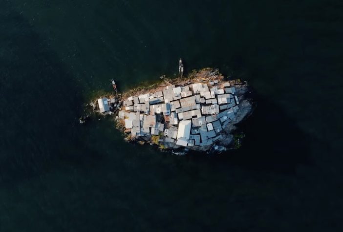 Ilha Migingo, situada entre o Quênia e Uganda, é um dos lugares mais densamente populosos do mundo – Reprodução/YouTube
