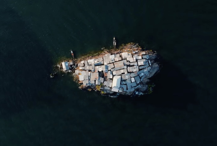 Ilha Migingo, situada entre o Quênia e Uganda, é um dos lugares mais densamente populosos do mundo – Reprodução/YouTube