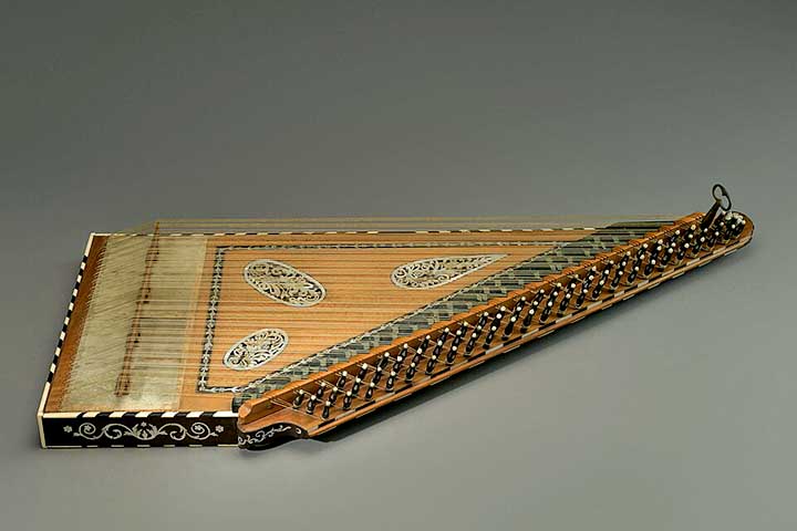 <p>Qanun — Ásia Ocidental<br />
Cítara grande com dezenas de cordas que produzem melodias rápidas e complexas. É comum em orquestras tradicionais e apresentações solistas.</p>
