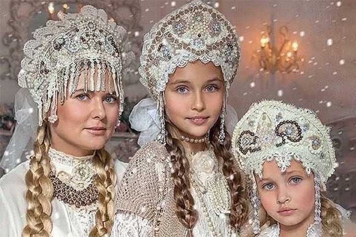 <p>Kokoshnik — Rússia<br />
Adorno de cabeça tradicional feminino, ricamente decorado. Tornou-se um símbolo visual do vestuário folclórico russo e aparece em festas e apresentações culturais.</p>
