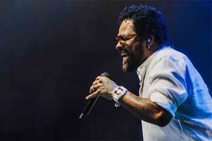 <p>Inspirado por nomes como Cartola, Candeia e Zeca Pagodinho, Xande de Pilares tornou-se símbolo cultural. Sua obra, que  reflete respeito às raízes do samba, influencia novos artistas e ajuda a manter o gênero pulsante, mostrando que tradição e modernidade podem caminhar juntas.</p>
