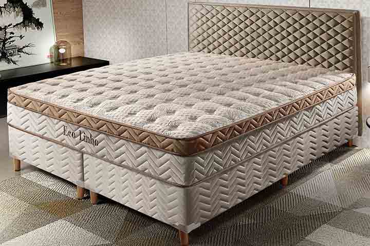 <p>Casais devem priorizar modelos que minimizem a transferência de movimento. Molas ensacadas ou híbridos costumam oferecer melhor conforto a dois.</p>
