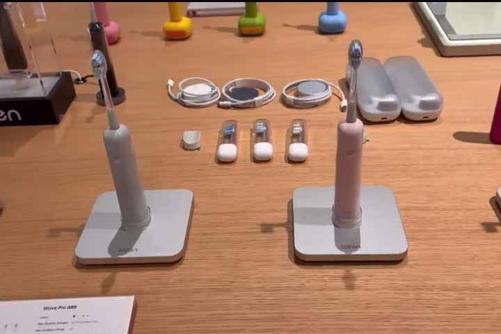 Em saúde e bem-estar, há inovações no segmento de escovas de dentes. Um exemplo é uma escova sônica inteligente capaz de monitorar indicadores de saúde por meio do hálito durante o uso, indicando potenciais sinais de condições como diabetes ou outras alterações metabólicas.
