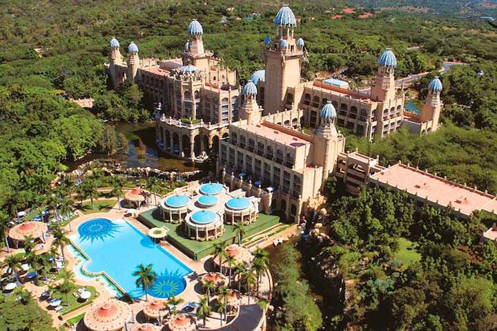 <p>Sun City (África do Sul) – Complexo turístico que reúne cassino, resorts e atrações naturais. Tornou-se referência no continente africano.</p>
