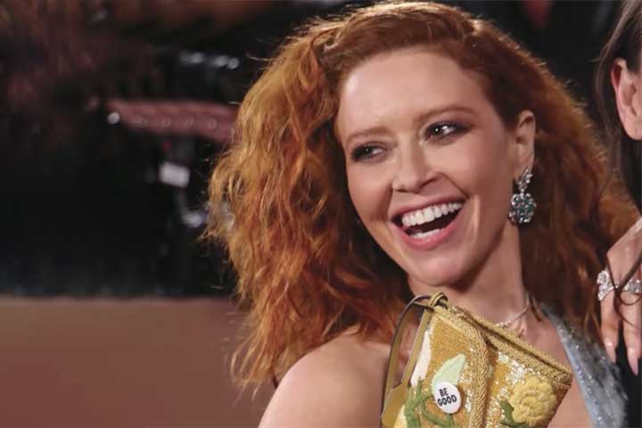 A campanha associada aos broches também buscou homenagear Keith Porter, outro homem morto por um agente do ICE, desta vez em Los Angeles, na véspera do Ano Novo. 
- Reprodução do Youtube Canal Access Hollywood