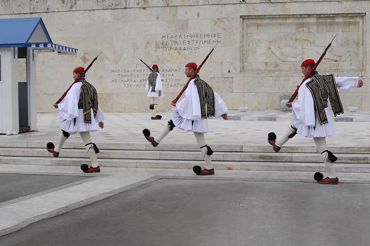 <p>Fustanella — Grécia<br />
Saia masculina plissada, branca, usada em trajes cerimoniais e militares. É um forte emblema histórico ligado à independência grega.</p>
