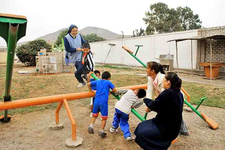 <p>Independentemente do nome — gangorra, zanga-burrinho, catita, balancé, teeter-totter ou see-saw — esse brinquedo celebra a alegria infantil.</p>
