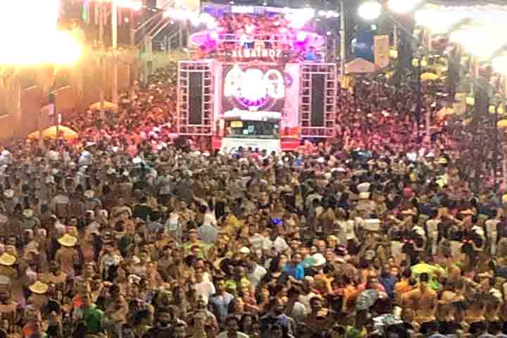 <p>Mesmo após quatro décadas, o Ara Ketu continua a marcar presença frequente no Carnaval de Salvador. Seus desfiles atraem multidões e mantêm viva a tradição do bloco afro. A energia contagiante garante que o grupo permaneça indispensável na festa.</p>
