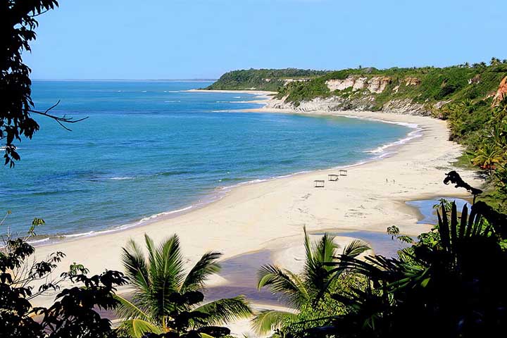 <p>A areia clara dessas regiões torna o mar ainda mais azul, por refletir melhor a luz solar. Isso valoriza o destino e o torna mais fotogênico.</p>
