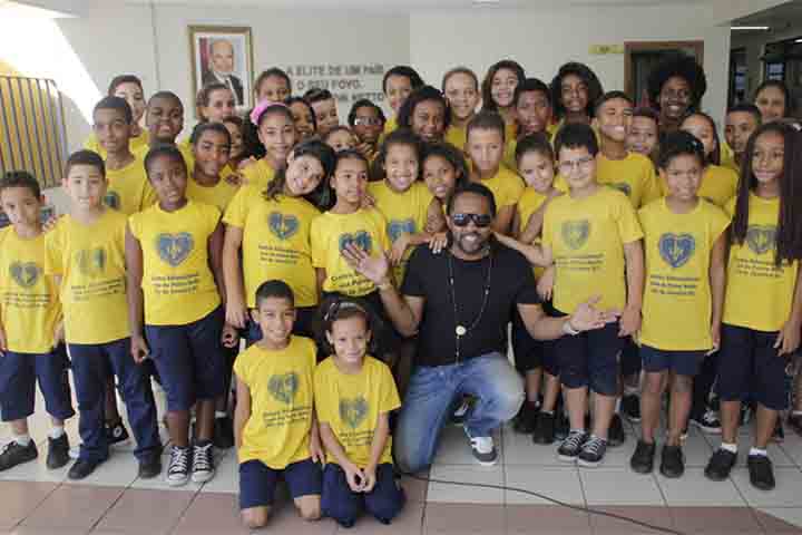 <p>Autor de diversos sambas, Xande de Pilares tem composições próprias que foram gravadas por outros artistas renomados. Além disso, ele se vê envolvido em iniciativas culturais e sociais ligadas ao samba e apoia a valorização das comunidades e da juventude.</p>
<div></div>
