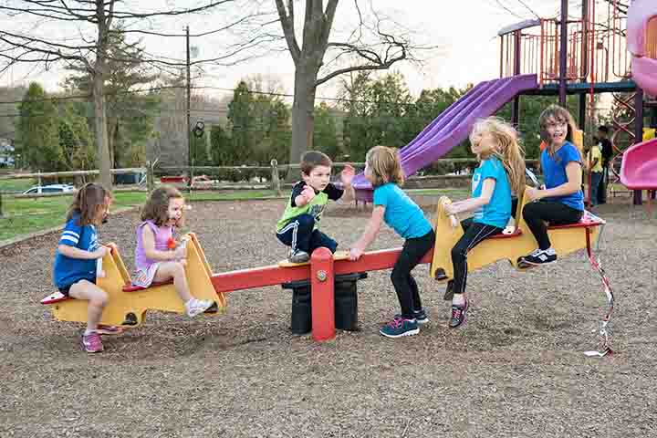 <p>Ele simboliza equilíbrio, cooperação e a diversão simples que une crianças de diferentes culturas.</p>
