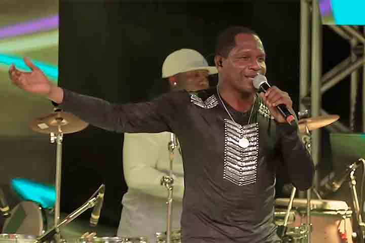 <p>O legado do Ara Ketu está em suas músicas atemporais, que continuam a ser lembradas e cantadas. Canções como “Mal Acostumado”, por exemplo, marcaram época e ainda embalam festas e celebrações. Esse repertório é parte da memória coletiva brasileira.</p>
