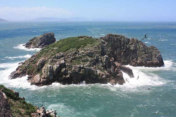 Ilhas Moleques do Sul, conjunto de três ilhas brasileiras, Santa Catarina, em Florianópolis - André Ganzarolli Martins/Wikimédia Commons