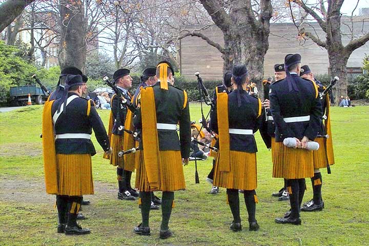 <p>Esses itens funcionam como verdadeiros cartões-de-visita culturais. Eles vão além da roupa e expressam identidade, história e pertencimento.</p>
