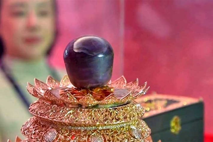 Safira estrela púrpura de 3.563 quilates (Estrela da Terra Pura), é encontrada no Sri Lanka - Reprodução do Youtube Canal METRO TV