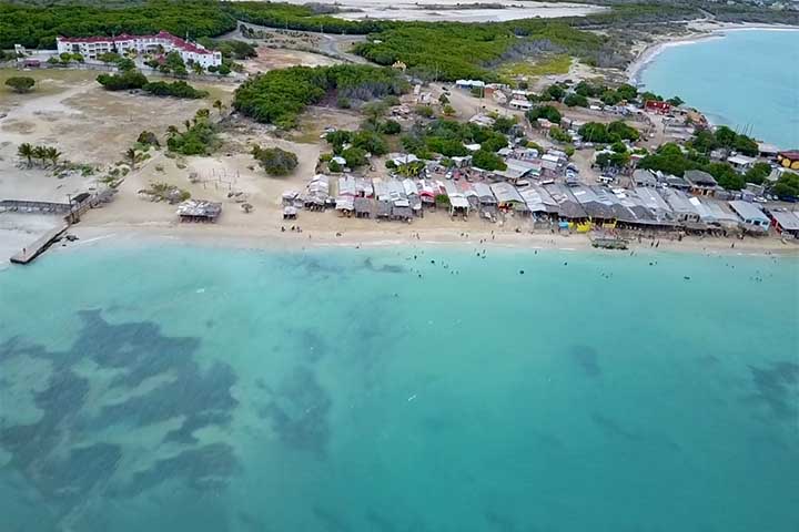 <p>A área foi vendida para empreendimentos privados, transformada em residências e resorts de luxo, e cercada por muros que impediram a população local de chegar à praia</p>
